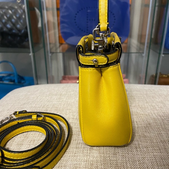 Micro peek a boo - Picture 3 of 13